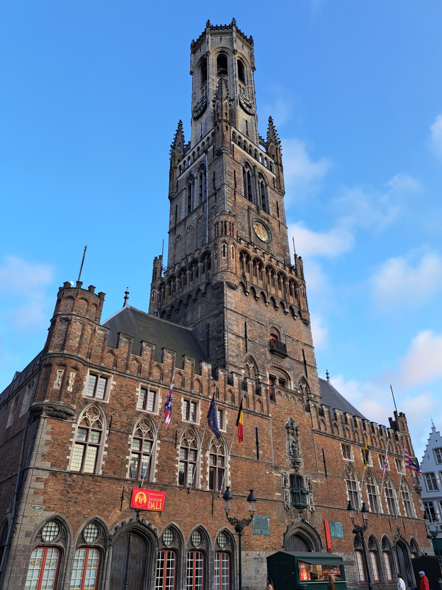 Waarom het Belfort van Brugge meer is dan een uitzicht. Een lokale gids vertelt over de geschiedenis, de klim, het beiaard en wat je best weet voor je gaat.