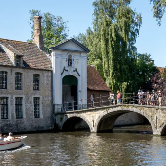Brug aan het Minnewater en het begijnhof