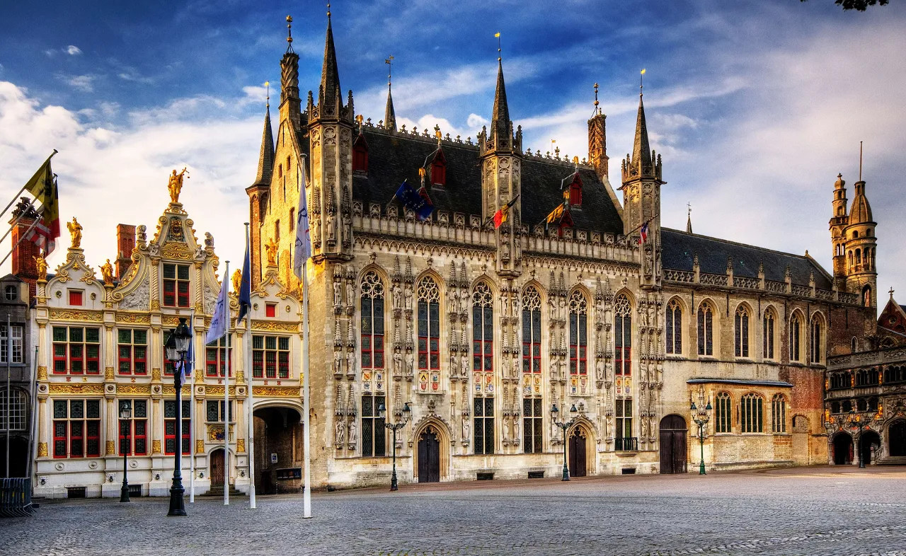 Stadhuis van Brugge bij valavond op de Burg