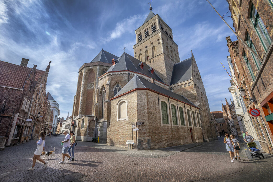 Straatzicht Sint-Jakobskerk
