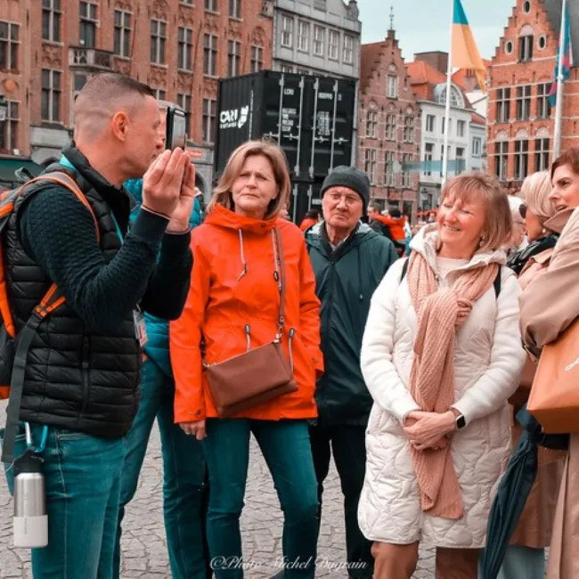 Gids met groep op de Markt