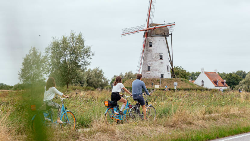 Cycling along the medieval canal to Damme