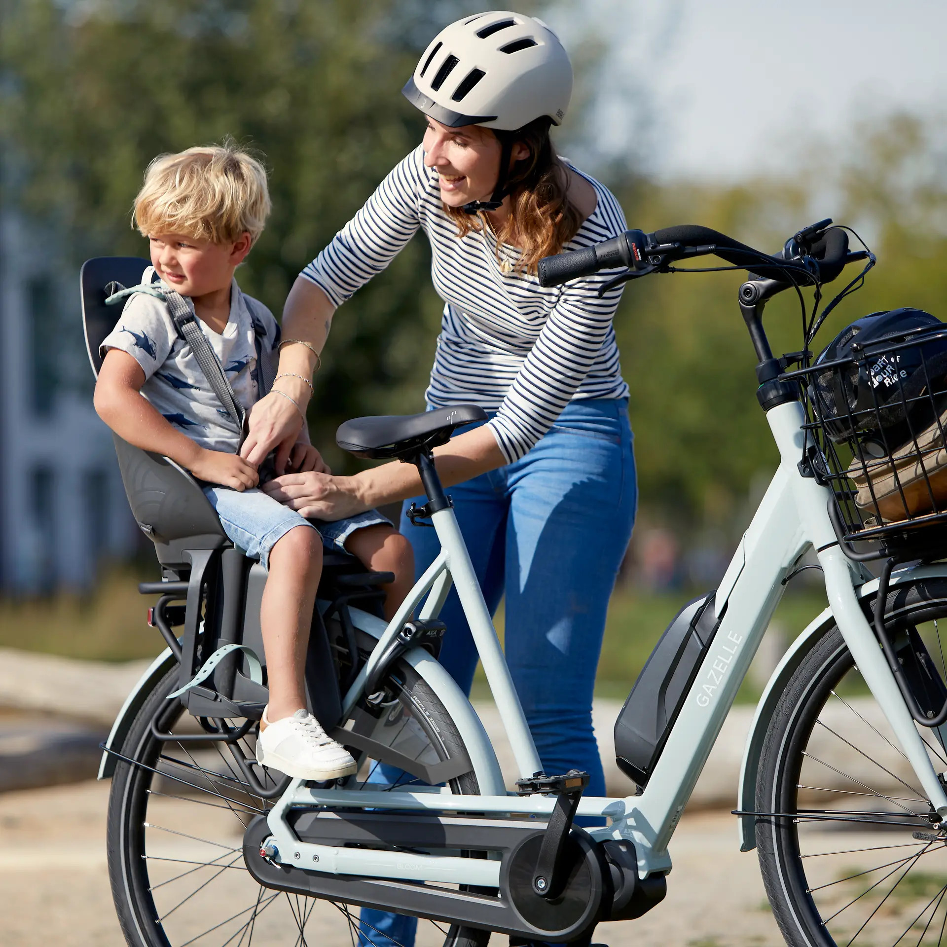 Planning a bike tour in Bruges with the family? E-bikes are available for a small extra, and we have solutions for kids from 3 to 15.