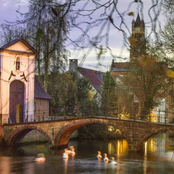 Looking for an evening tour in Bruges? Join a private historical walk at 5pm, watch the city light up and end with a chocolate treat. Here's what to expect.